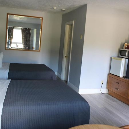 Bancroft Inn & Suites Екстериор снимка